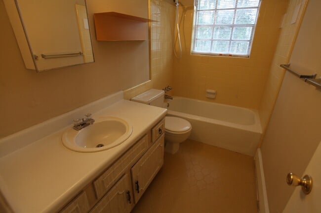 Building Photo - Charming 3BR/1BA Duplex in Convenient Location