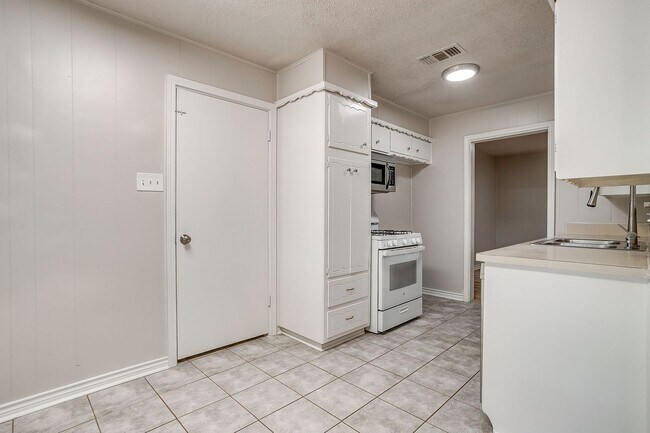 Building Photo - Move In Special - 1/2 off 1st months rent