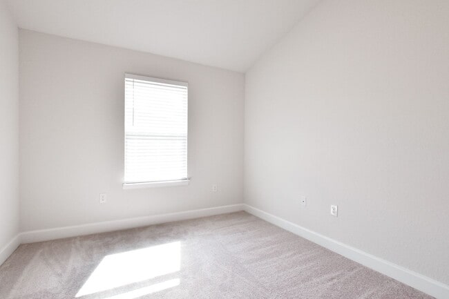 Building Photo - 15975 NW 123rd Ave