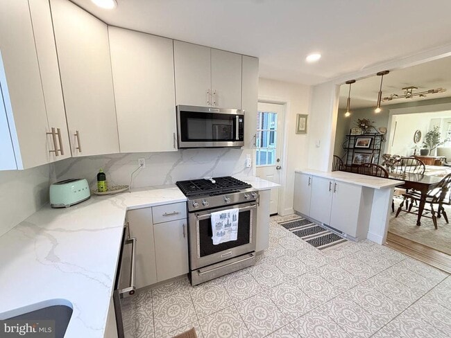 Building Photo - 3463 W Queen Ln