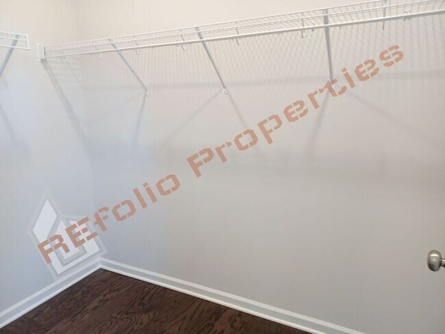 Building Photo - Gorgeous 4 Bedroom House with 1st Floor Pr...