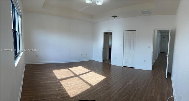 Building Photo - 742 SE 34th Ave