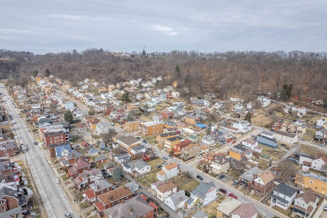 Building Photo - Stunning 3 bedroom home in McKees Rocks available May 1!
