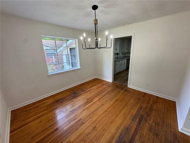 Building Photo - 713 Iris Ave