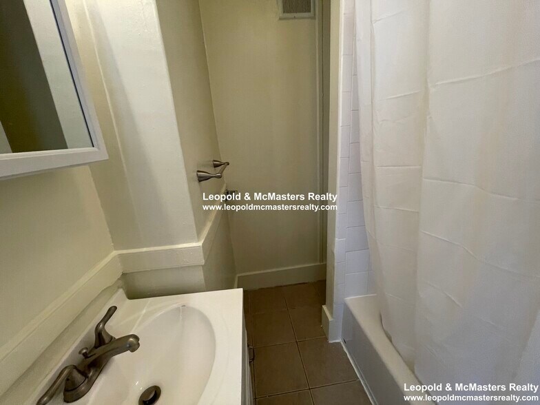 Building Photo - 22 Joy St