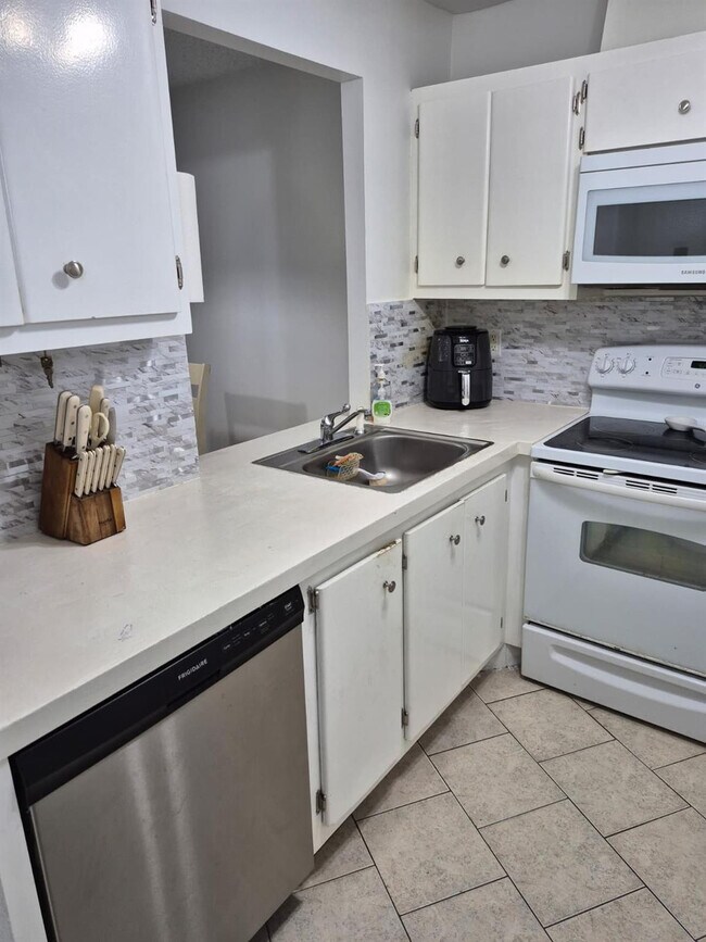 Building Photo - 560 SE 2nd Ave