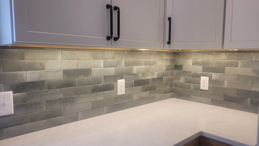 STUNNING backsplash - 29 Amaranth Ave