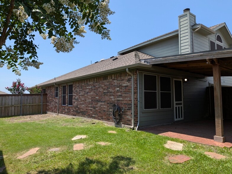 Building Photo - 120 Sandy Ln