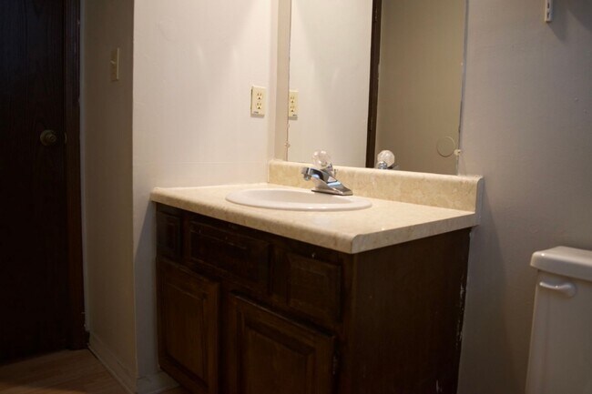 Building Photo - Affordable 3 Bedroom Duplex, SW Columbia!