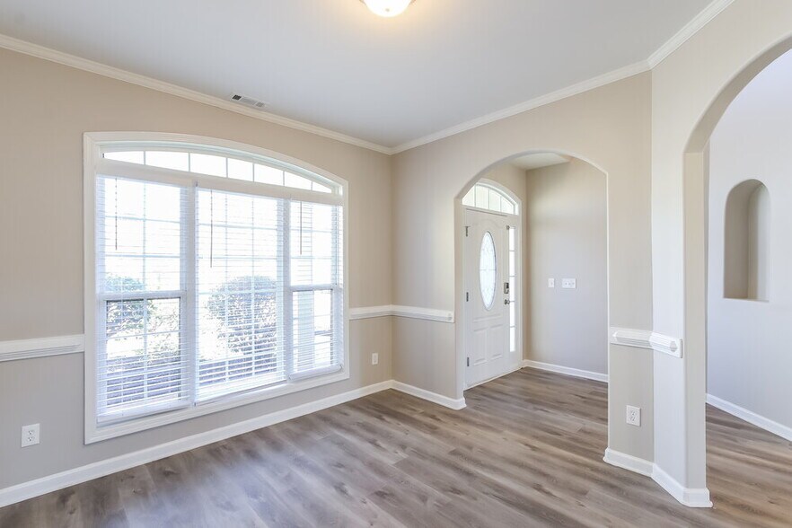 Building Photo - 9105 Alden Dr