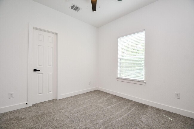 Building Photo - 9734 Pelsey St