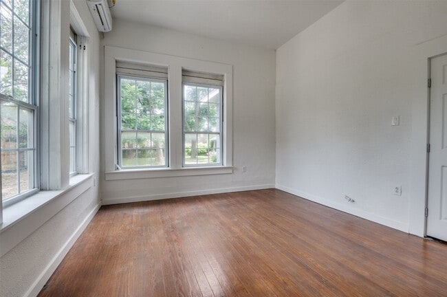 Building Photo - 610 W 9th St