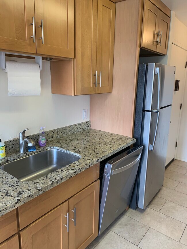 Building Photo - Madlyn Apartments