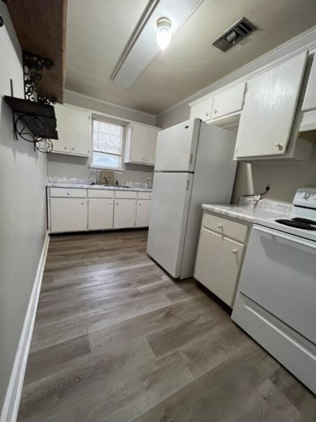 Building Photo - Home For Rent