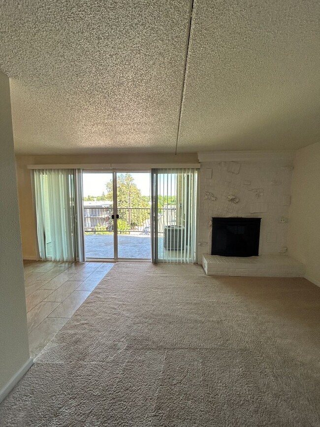 Building Photo - 2 Bedroom Corner Condo Available at Spanis...