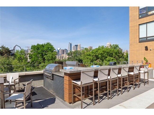 Building Photo - 401 SE Main St