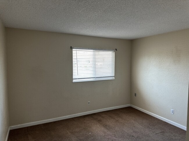 Building Photo - MANTECA 3 BEDROOM 2 BATH HOME