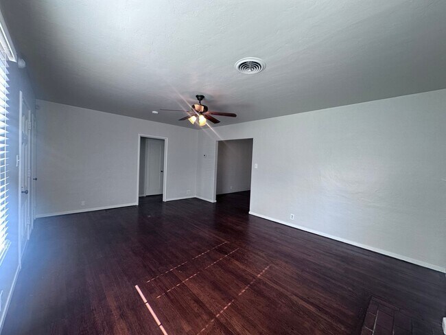 Building Photo - Charming home located in Beverly Glenn coming soon!