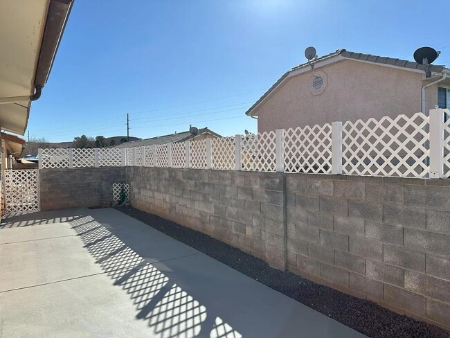 Building Photo - Single-Level 3 Bedroom Townhome in St. George
