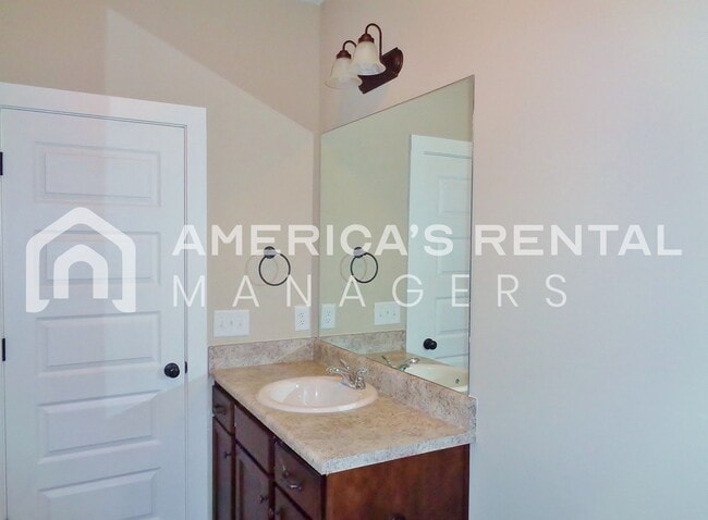 Building Photo - Home in Tuscaloosa..... Available to View Now!!!