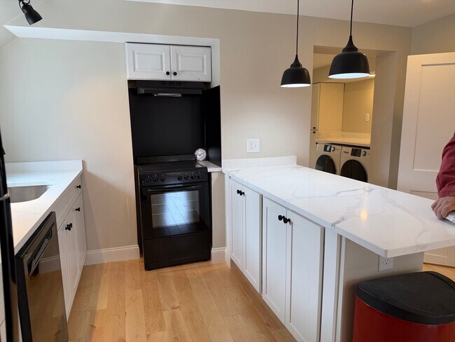 Building Photo - 15 River St