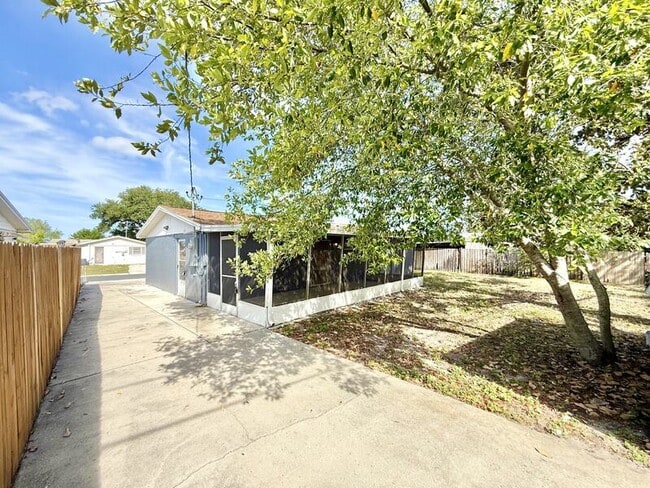 Building Photo - 1300 Classic Dr