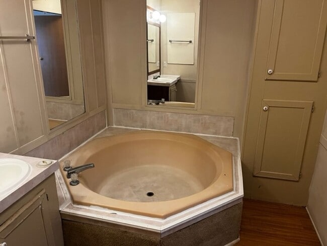 Building Photo - Beautiful Manufactured home in South Lownd...