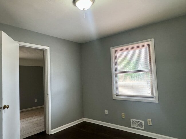 Building Photo - Convenient in Cobb!