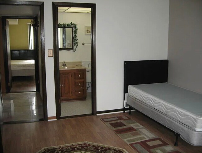 Building Photo - 5403 Chateau Dr