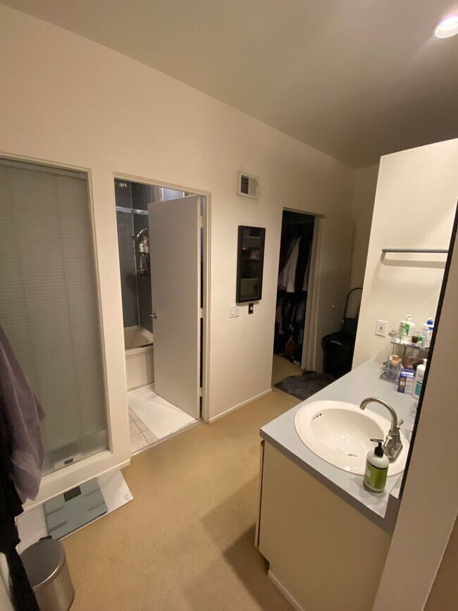 Building Photo - Amazing Shadyside Townhouse with two full bathrooms, off street parking and Central Air!!