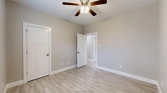 Building Photo - 513 Kubin St