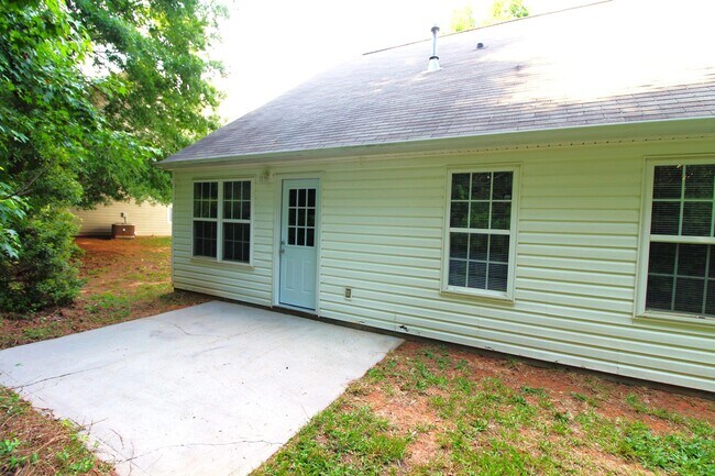 Building Photo - Fully Remodeled 3 Bedroom home with a garage!