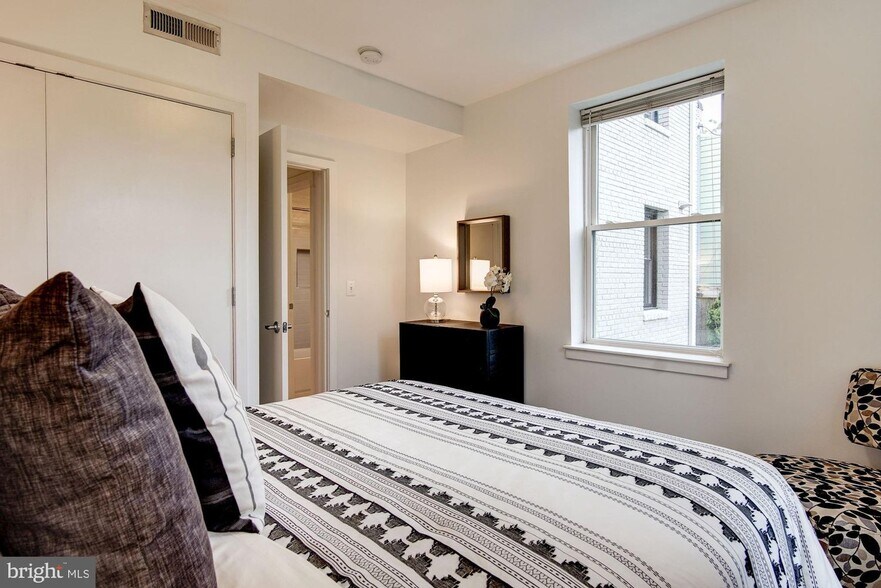 Building Photo - 809 Otis Pl NW