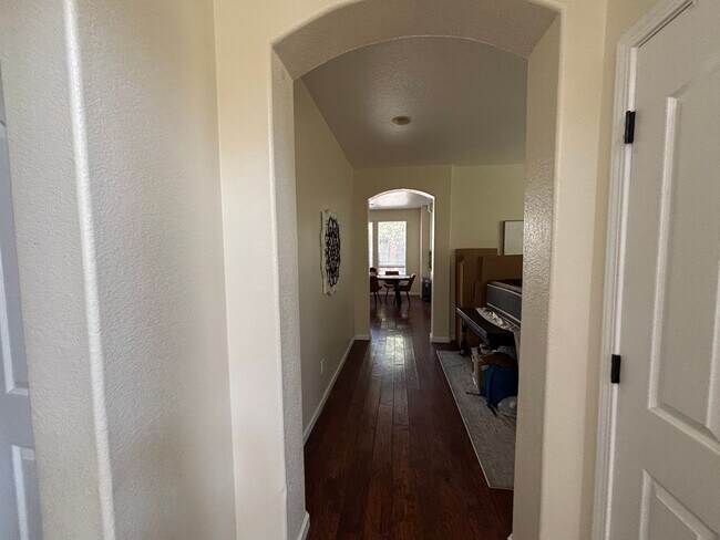 Building Photo - 9829 Waterfowl Dr