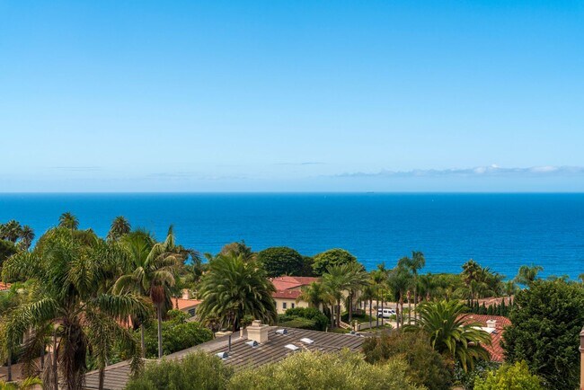 Building Photo - Gorgeous 5 Bedroom Home with sweeping view...