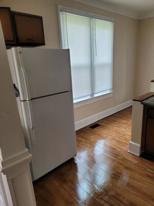 Building Photo - 1008 E 1st St