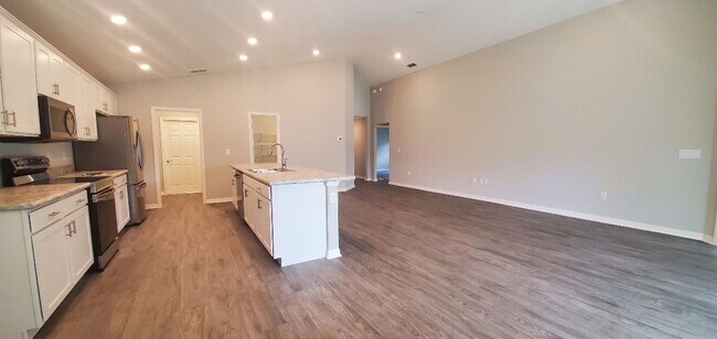 Building Photo - 4-Bedroom, 2-Bathroom in Villamar Winter Haven