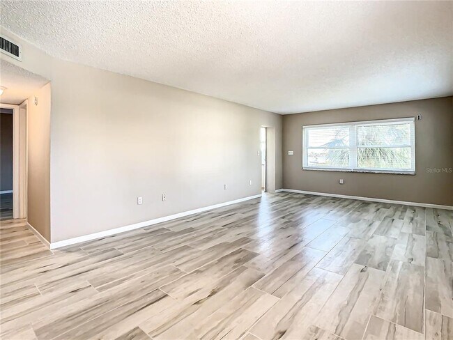 Building Photo - 4575 Cove Cir