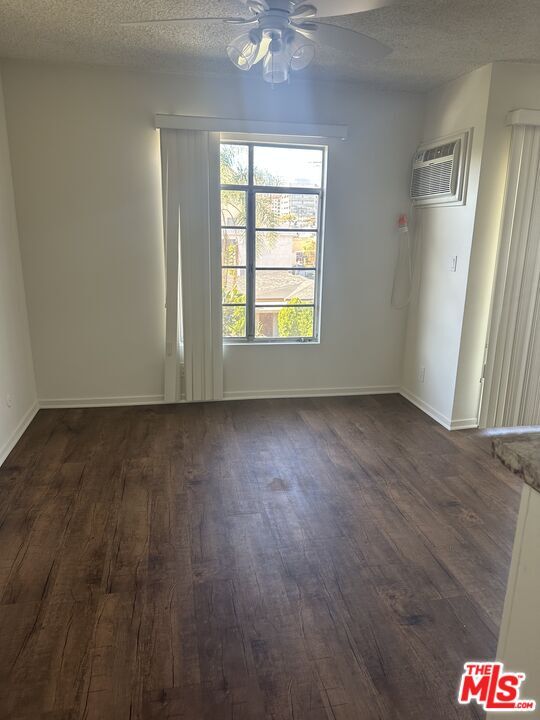 Building Photo - 1420 S Oakhurst Dr