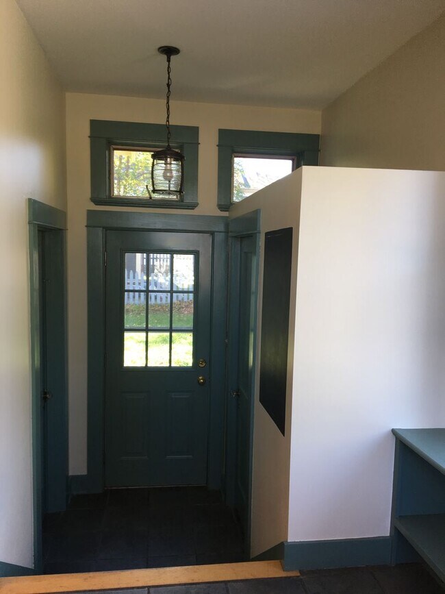 Building Photo - Lovely Single-Family 3BR Home in Vergennes...