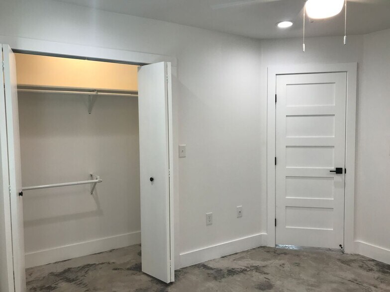 Building Photo - 423 W Woodlawn Ave