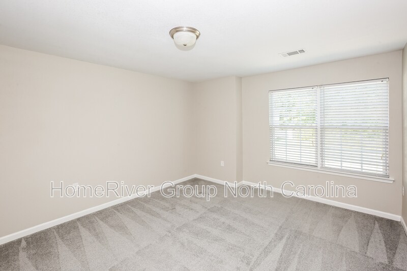 Building Photo - 318 Lind Point Ln
