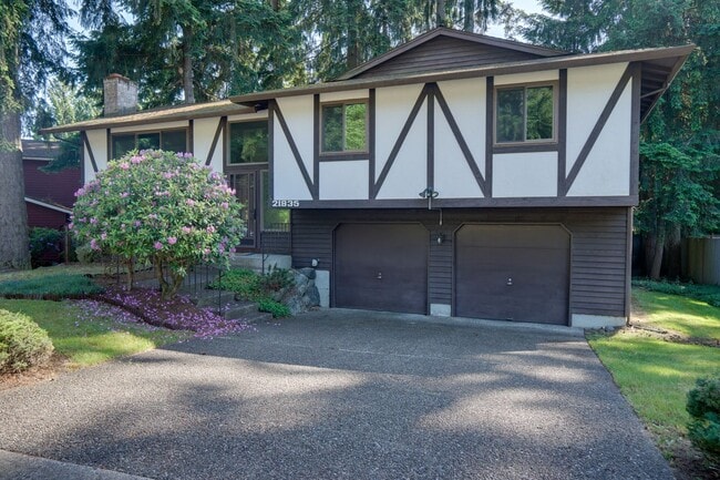 Building Photo - Remodeled Kent East Hill Split level