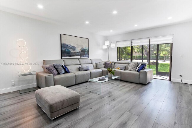 Building Photo - 405 Lakeview Dr