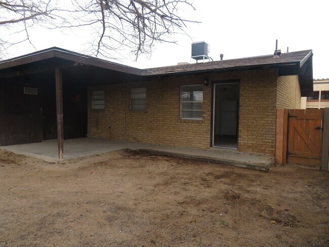 Building Photo - 3 Bedrooms 1 Bath Apartment FOR RENT