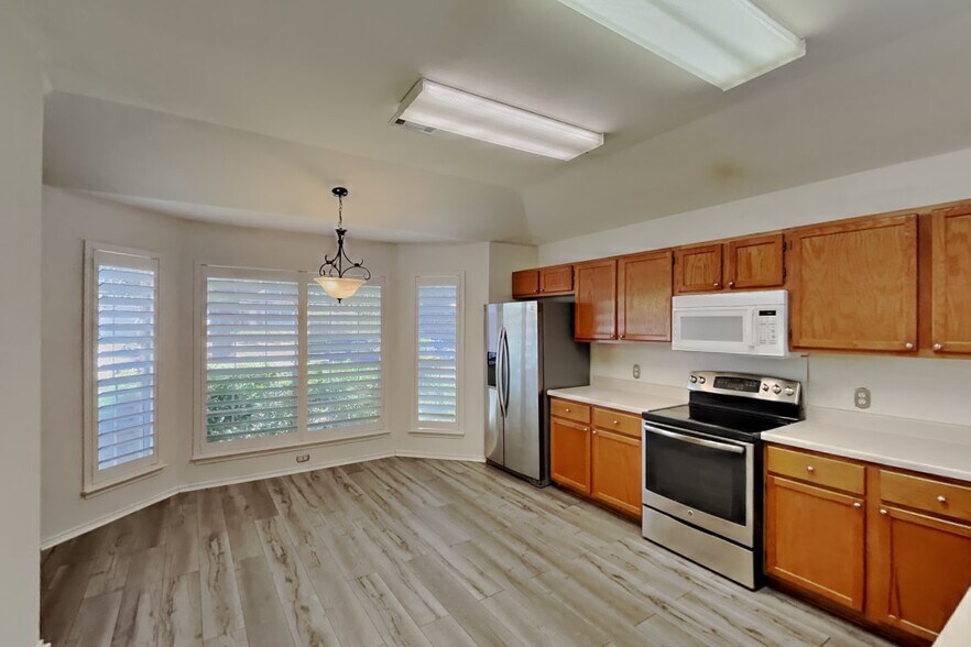Building Photo - 4611 Echo Lake Dr