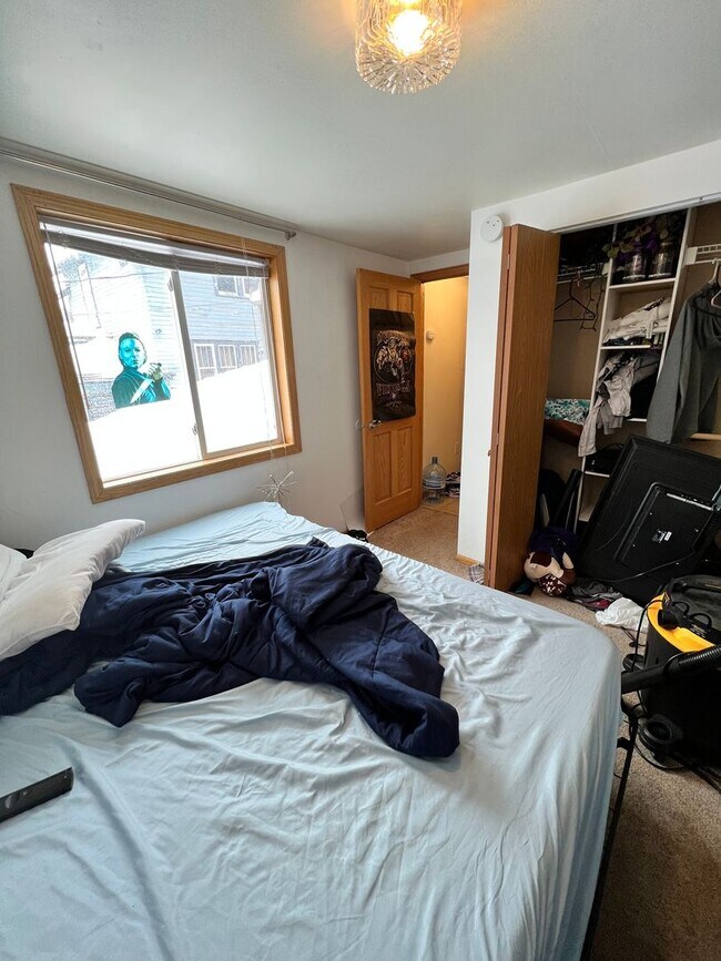 Building Photo - 1318 N 19th Ave E