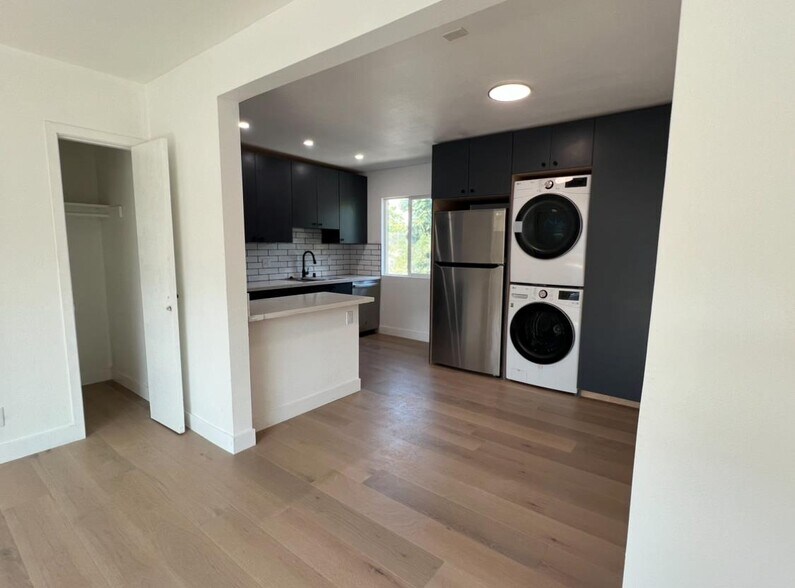 Building Photo - 2714 Queen St