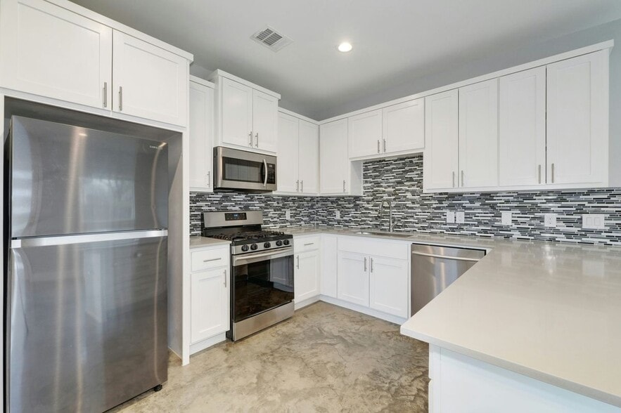 Building Photo - 6902 Carver Ave