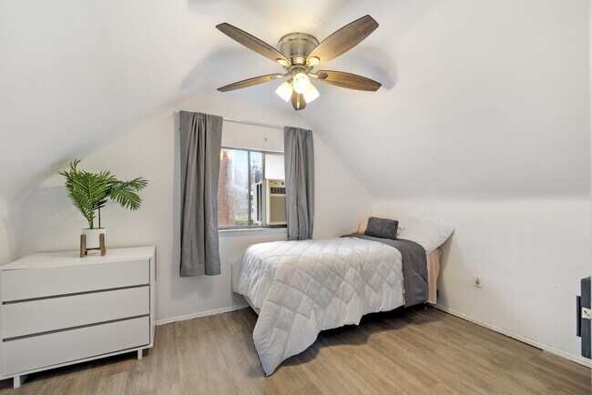 Bedroom 2 - 402 College Park Dr